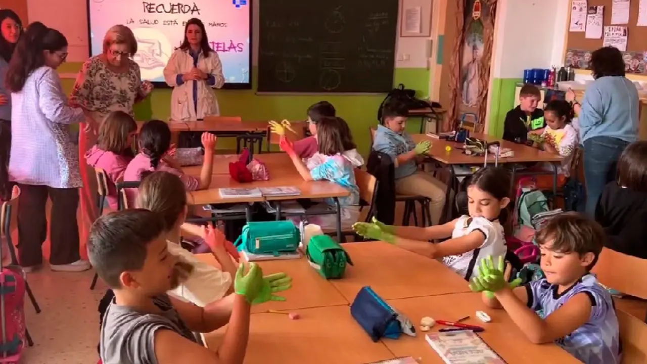 Los alumnos del &laquo;Mare Nostrum&raquo; participan en el taller de lavado de manos (CEDIDA)