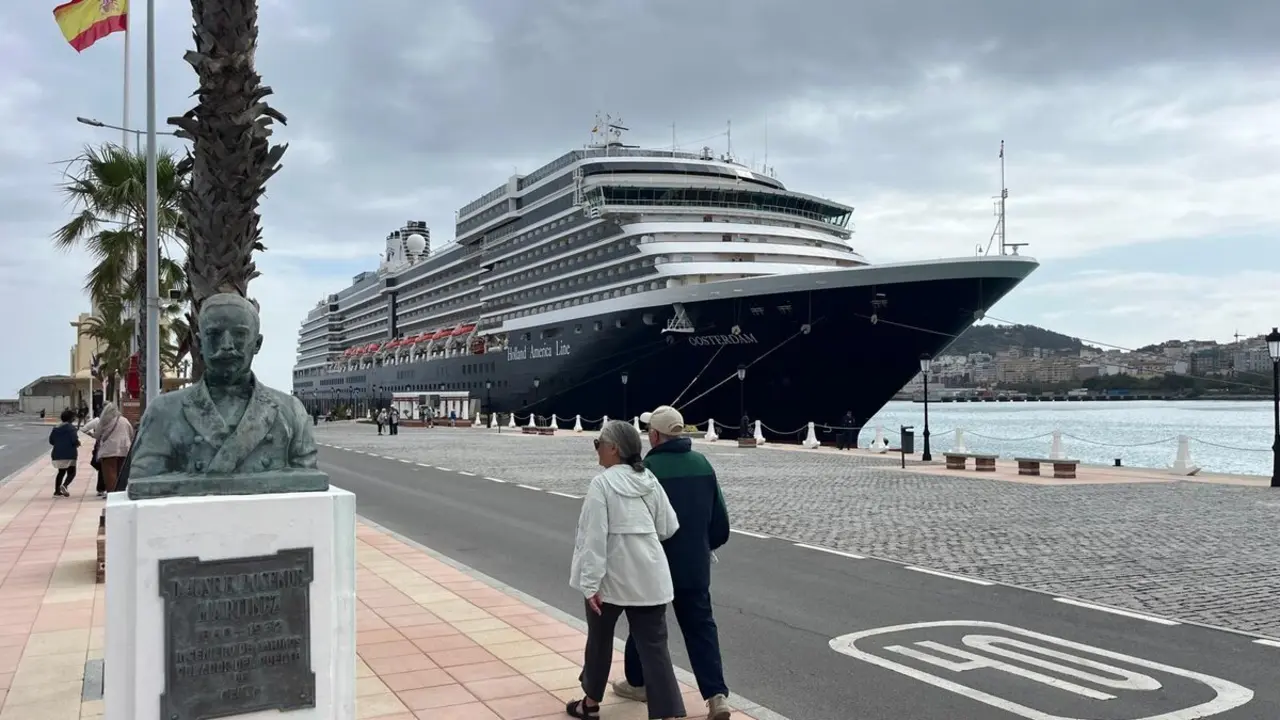 MS Oosterdam atraca en Ceuta./ J.A.Gonz&aacute;lez