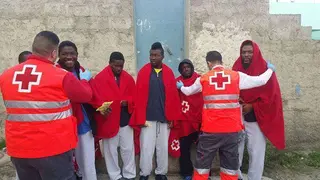siete migrantes rescatados benz&uacute; en balsa de juguete inmigrantes cruz roja