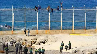 valla-benzu-inmigrantes-1