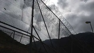 perimetro fronterizo y valla concertinas