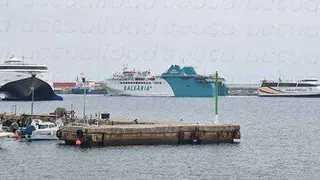 3 ferrys en el puerto