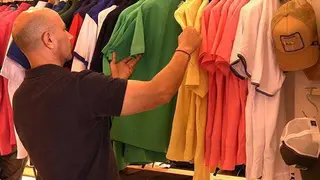 Un cliente, en un comercio ceut&iacute; (C.A.)