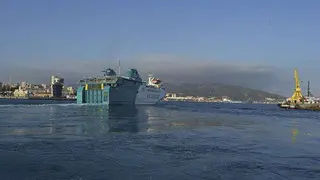 Un ferri llega al puerto de Ceuta (C.A.)