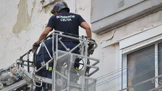 Bomberos ceut&iacute;es durante una intervenci&oacute;n (C.A.)