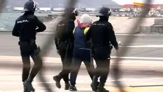 El condenado es conducido por polic&iacute;as al helic&oacute;ptero que lo trasladar&iacute;a a la Pen&iacute;nsula tras su detenci&oacute;n (C.A./ARCHIVO)