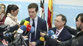 Pablo Casado y Juan Vivas, en la sede del PP ceut&iacute; (C.A./ARCHIVO)