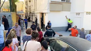 Curiosos se concentran ante el edificio donde se produjo el tr&aacute;gico suceso (C.A./ARCHIVO)