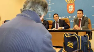 El periodista de la SER, que acudi&oacute; al acto pese al veto, frente a los diputados de Vox (C.A.)