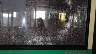 Estado de la luna del autob&uacute;s atacado (CEDIDA)