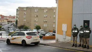 Vigilantes de Eulen, junto a una patrulla de la Polic&iacute;a Local, en el pabell&oacute;n La Libertad (J. CHELLARAM)