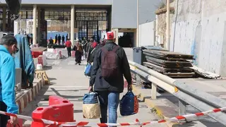 Marroqu&iacute;es se dirigen a la frontera el pasado viernes (C.A./ARCHIVO)