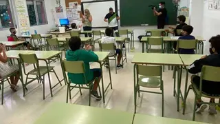 Alumnos de 6&ordm; de Primaria acuden por primera vez a clase en el Andr&eacute;s Manj&oacute;n (C.A.)