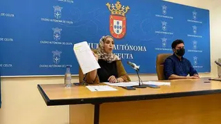F&aacute;tima Hamed, junto al tambi&eacute;n diputado de MDyC Yussef Mebroud, durante la rueda de prensa ofrecida esta ma&ntilde;ana (C.A.)