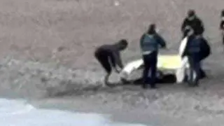 Agentes, junto al cad&aacute;ver aparecido en la playa (C.A.)