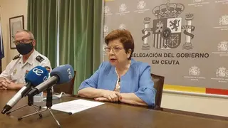 La delegada de Gobierno, Salvadora Mateos, junto al jefe superior de Polic&iacute;a, durante la rueda de prensa ofrecida este lunes (CEDIDA)