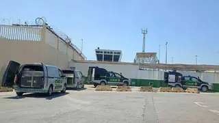 Veh&iacute;culos de la Guardia Nacional Republicana portuguesa en el puerto (C.A.)