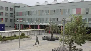 Hospital Universitario entrada principal&nbsp;estatua del doctor Abdelkrim
