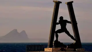 H&eacute;rcules que une. Estatua de Gin&eacute;s Serr&aacute;n Pag&aacute;n situada en la bocana del puerto de Ceuta