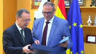 Vivas entrega el Escudo de Oro de la Ciudad a 'Tete' Blanco, pregonero de la Semana Santa