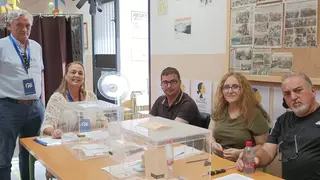 Una jornada electoral at&iacute;pica: urnas, toalla y playa