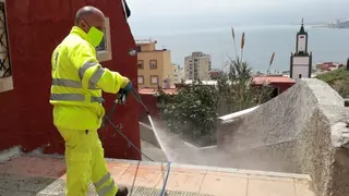  Un trabajador de Obimace en labores de desinfecci&oacute;n durante el confinamiento./archivo 