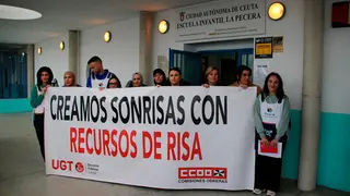 Una representaci&oacute;n de los trabajadores, concentrados ante las puertas de la escuela infantil (CEDIDA)