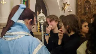  Varios miembros de la Hermandad de la Vera Cruz, a resguardo de la lluvia en la Iglesia de &Aacute;frica / Andr&eacute;s Illescas 