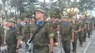 Arriado de bandera ante la Comandancia