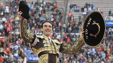 El torero espa&ntilde;ol Enrique Ponce fue registrado al celebrar su triunfo en la decimotercera corrida de abono en la Monumental Plaza de Toros de M&eacute;xico, en la capital mexicana. EFE