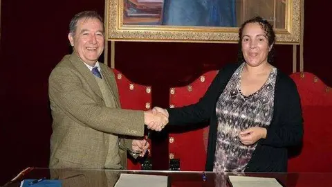 Rabea Mohamed La consejera junto con el presidente del Banco de Alimentos de Ceuta, Pedro Mariscal