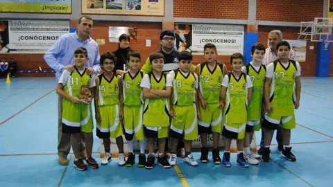 BORJA- ENTRENADOR MINI MASCULINO C.B. CEUTA. GANADOR COPA FEDERACI&Oacute;N 2014-2015 (2)
