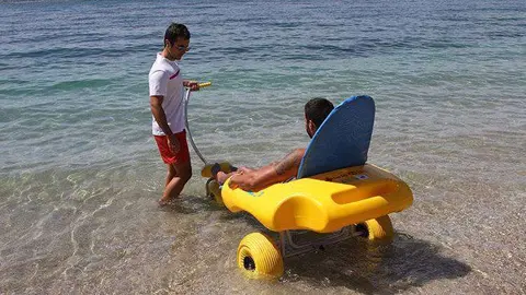 CRUZ roja buggie minusv&aacute;lidos playa