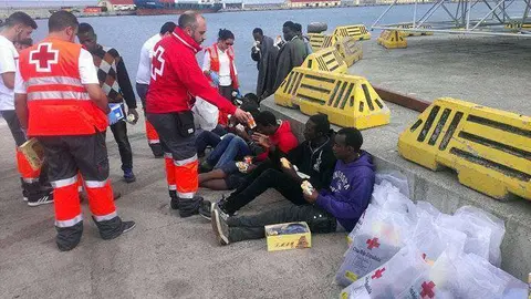 inmigrantes cruz roja muelle puntilla