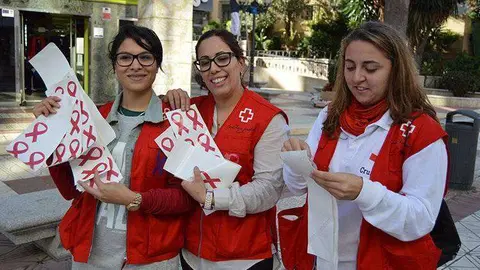 voluntarias cruz roja d&iacute;a mundial contra el sida 2014