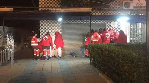 nueve migrantes descubiertos en antiguo ambulatorio jos&eacute; lafont tras desembarcar 4 enero 2016 cruz roja