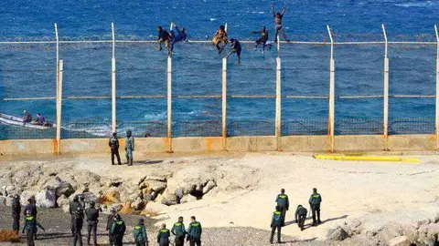 valla-benzu-inmigrantes-1