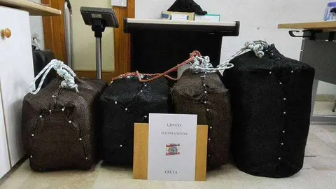 206 kilos de hach&iacute;s incautados en el fondo marino de Benz&uacute; por la polic&iacute;a nacional 21 enero 2106