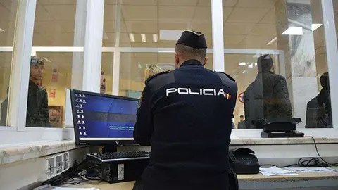 polic&iacute;a nacional puerto control de pasajeros