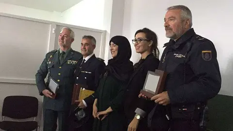 homenaje a polic&iacute;as asociaci&oacute;n vecinos benz&uacute;