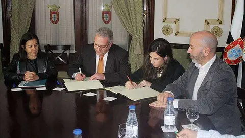 firma convenio lanzaderas de empleo hachuel firma natalia serrano de la Fundaci&oacute;n Santa Mar&iacute;a la Real