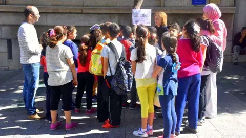 ni&ntilde;os colegio principe felipe visita edificios customizada 26 abril