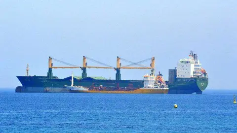 gabarra suministrando bunkering bahia (1)