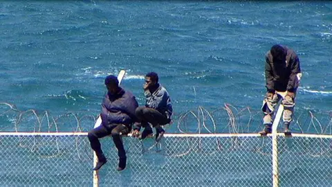 migrantes valla benz&uacute; 4 junio 2016