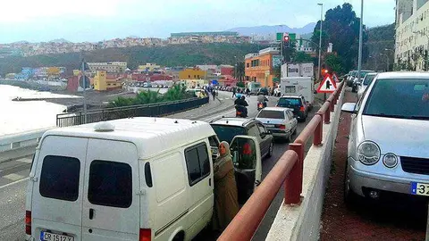 cola-de-coches-carrtera-nueva-por-frontera