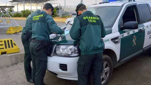 guardia civil de espaldas (1)
