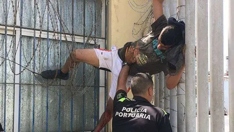 menor atrapado en concertina puerto