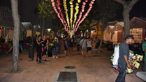 Los-ceut&iacute;es-pasean-por-las-casetas-recien-inagurada-la-feria