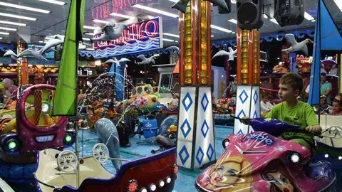 Los-ni&ntilde;os-disfrutando-de-las-atracciones-instaladas-en-la-Feria