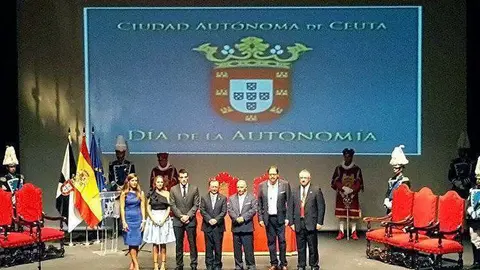 Foto-familia-entrega-medallas dia de Ceuta-2016